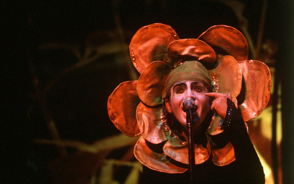 «Деревенский Боуи»: Питер Гэбриэл на сцене с Genesis в 1974 году. Фото: Shutterstock