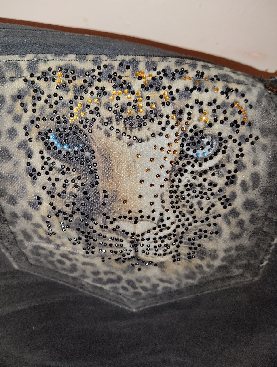 Леопард на задних карманах