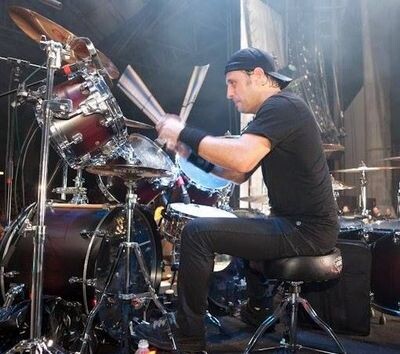 Дэйв Ломбардо занимает 47 место в списке величайших рок - музыкантов по версии журнала "Rolling Stone". Также этот ударник получил звание "крёстного отца двойной бас - бочки" за уникальный стиль игры на барабанах