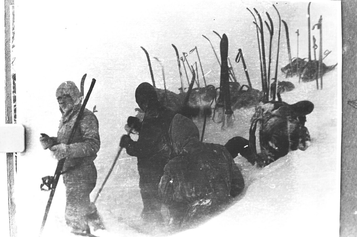 И нет там никакой поземки. Просто снимок некачественный. Из открытого доступа.