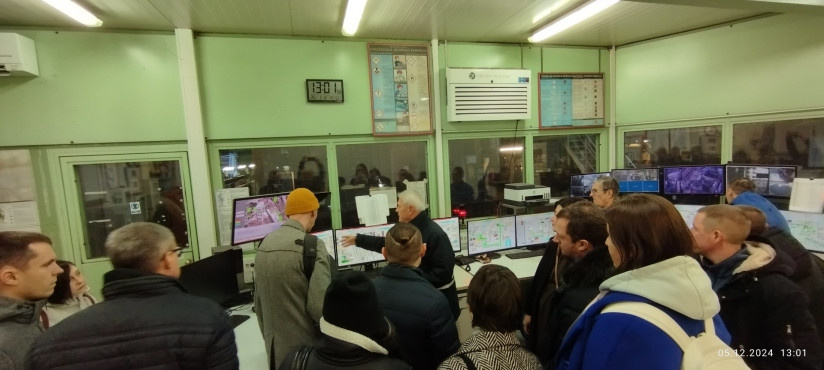 
Фото: Иван Мирт демонстрирует производственные процессы / «Сиветра-Агро»