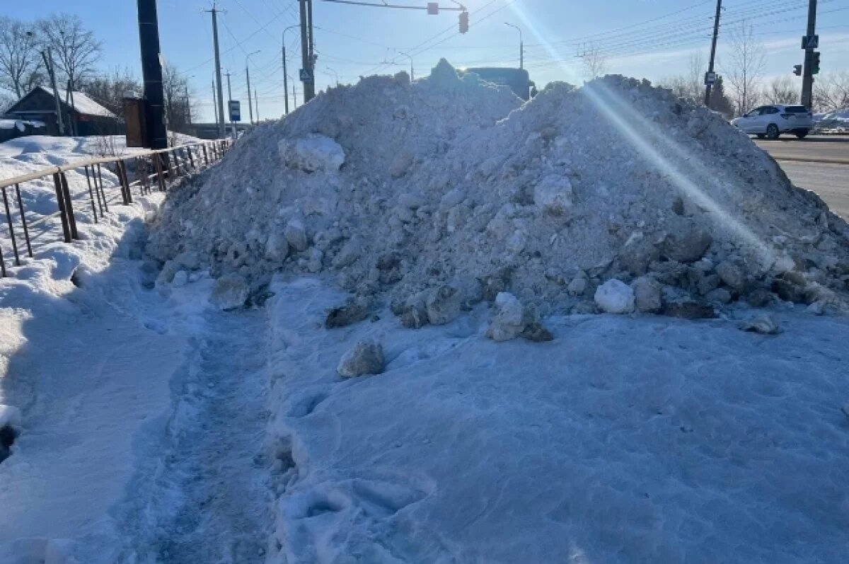    В Хабаровске снег убирают старательно — исчезают остановки и тротуары