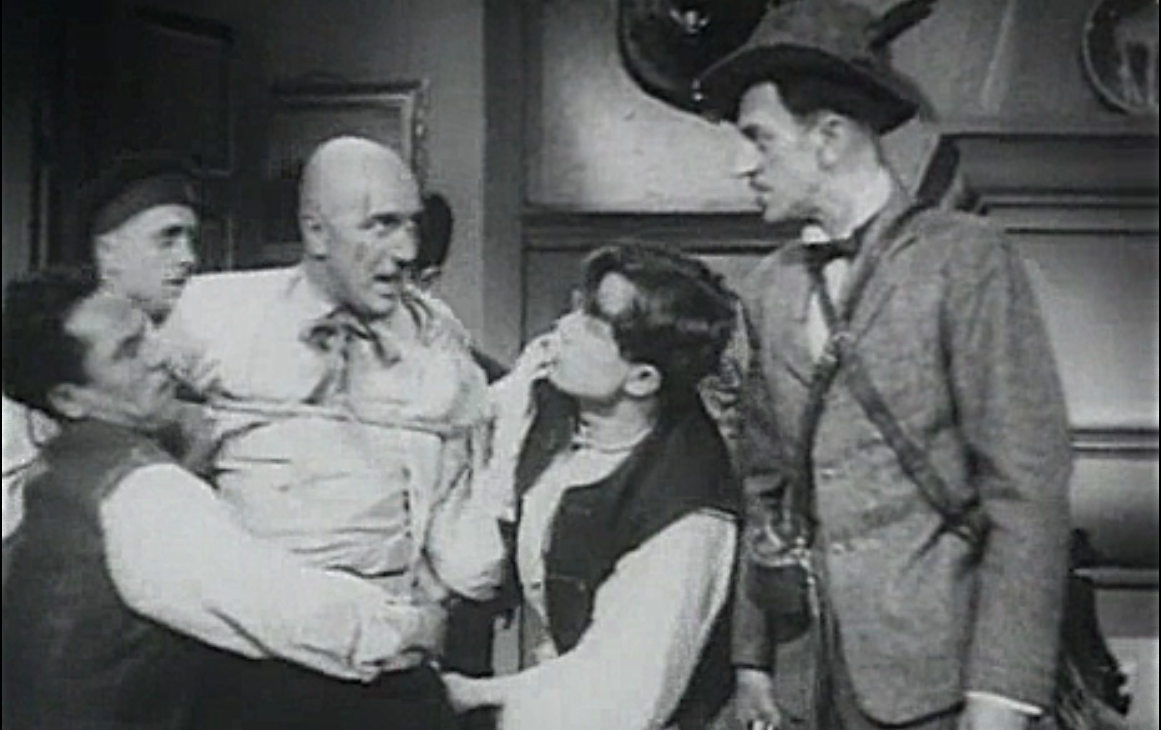 Кадр из фильма "Котовский". Котовский (Николай Мордвинов), младший князь Каракозен (Михаил Астангов).