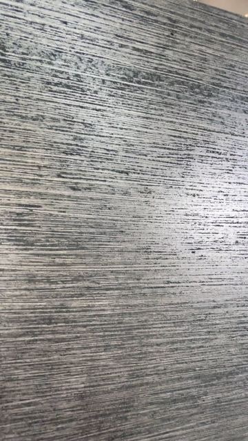 Необходим широкий инструмент с неровной рабочей кромкой. К примеру, подойдет зубчатый шпатель, малярная кисть или щетка с грубой щетиной. Для получения волнистой поверхности ведут инструмент от края стены, совершая волнообразные движения. В зависимости от силы нажатия формируется высота полученных гребенок на штукатурке