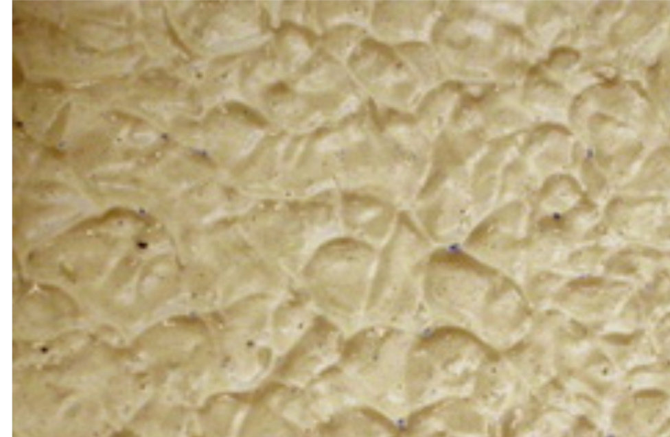 Выполняют такую отделку методом отлипания. Берут штукатурную терку, прислоняют ее подошву к поверхности с небольшим нажимом и сразу отрывают. Незастывшая штукатурка отлипает, образуя текстуру, похожую на песчаные дюны. Можно придавать им наклон, делая волнистыми – для этого терка подносится к стене под небольшим углом