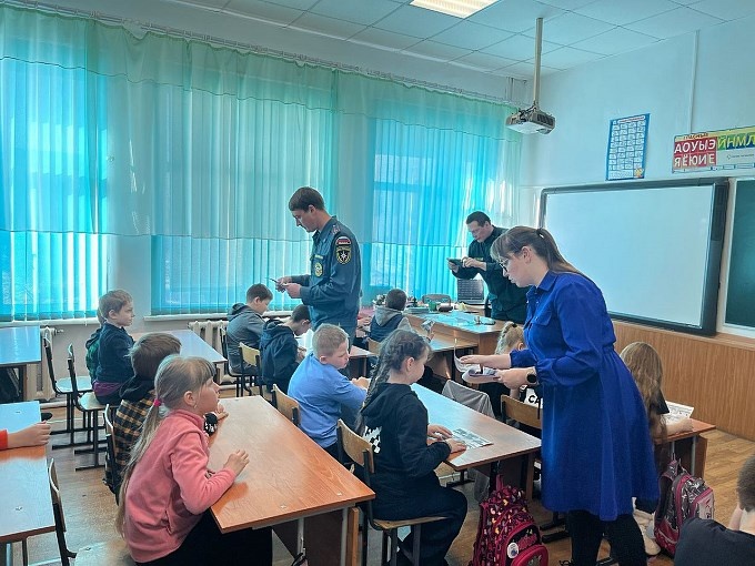 Преподаватели раздают детям буклеты