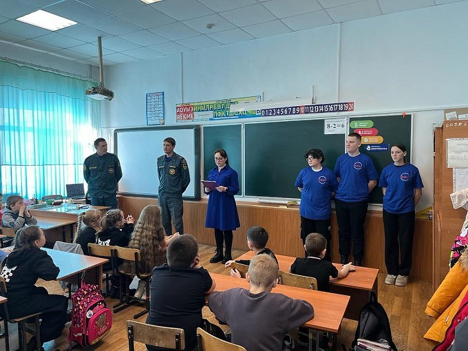 Дети слушают преподавателей