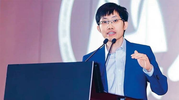    PHOTO BY VCG/VCG В конце января Лян Вэньфэн вывел на рынок обновленную версию ИИ-сервиса DeepSeek — и всего за несколько дней она побила все рекорды скачивания