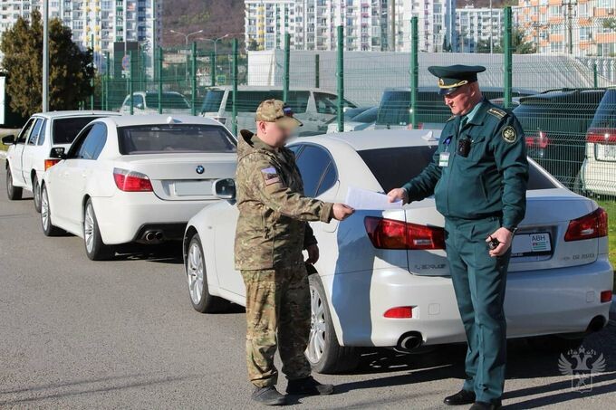 Сочинская таможня передала на фронт сразу четыре легковых автомобиля — BMW 530i, Renault
Megane Scenic, Lexus IS 250и BA3-2114.

Машины были ввезены из Абхазии с нарушениями, по решению суда их обратили в собственность государства.

С начала СВО сочинская таможня передала военным в сумме 27 машины, сообщает пресс-служба ФТС России.