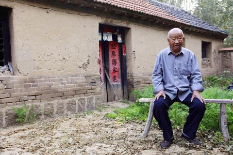 Дом, где прошло детство писателя. На фото отец Мо Яня