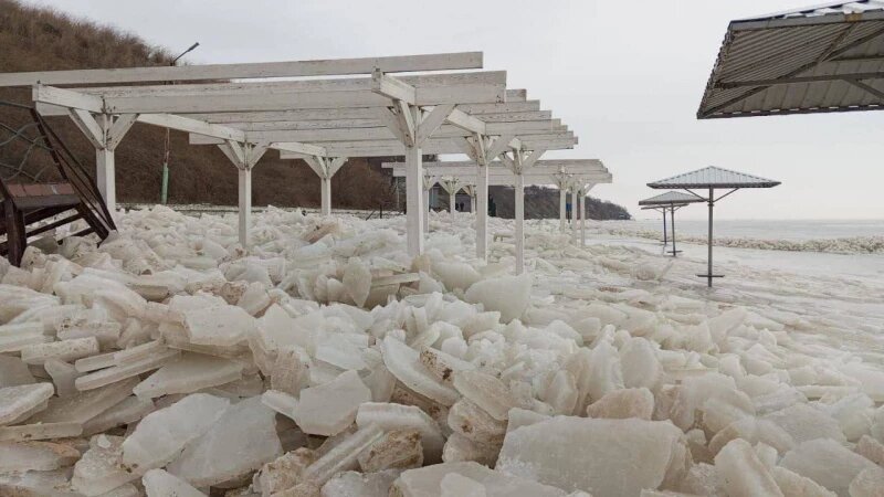     Куски льда выбросило штормом на пляжи юга России SHOT