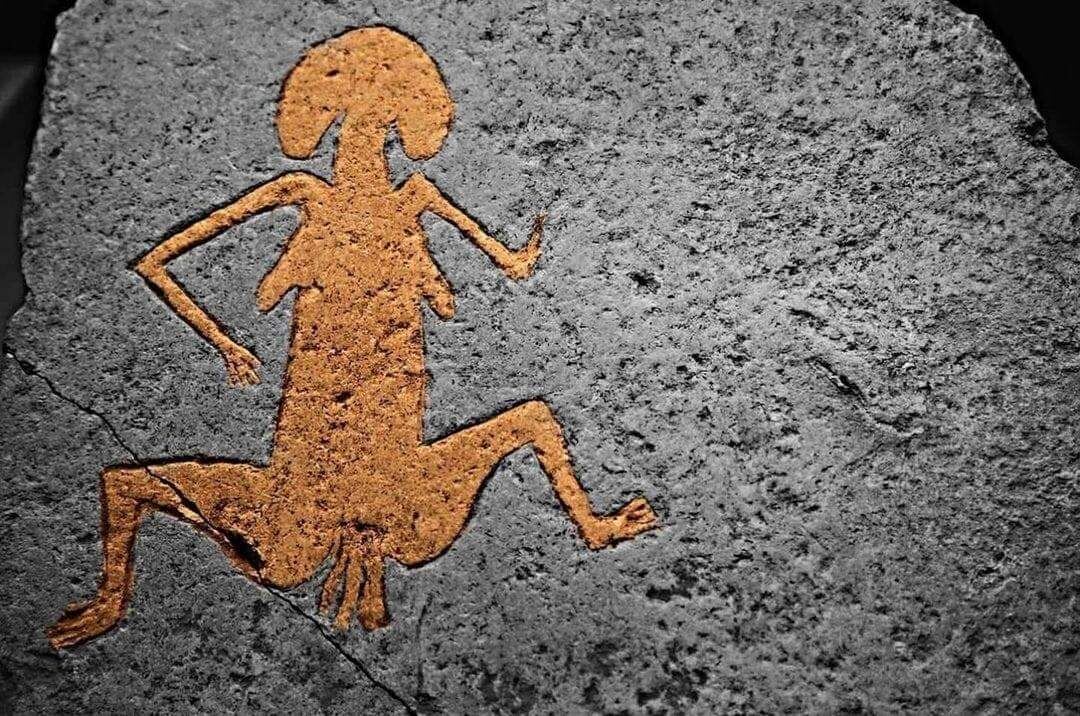 Резьба на каменной плите, изображающая рожающую женщину (11 600 лет) Из Гобекли-Тепе 