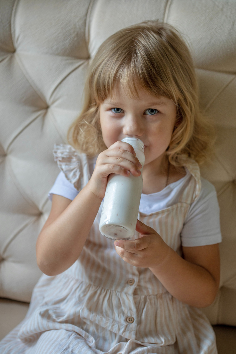 Пить ряженку по вечерам - прекрасная забава для детей