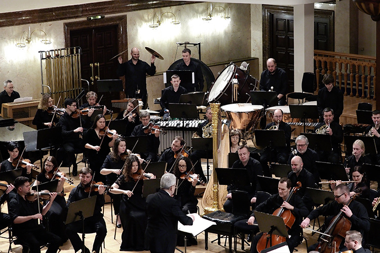    Динамичный тон вечера задала «Чапкын» — увертюра об аллюре (движении) лошади