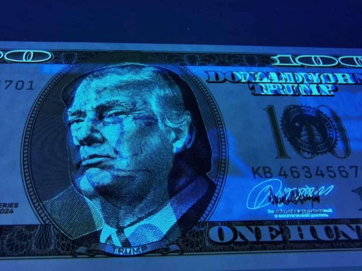    Сувенирная стодолларовая банкнота с изображением президентов России и США Владимира Путина и Дональда Трампа© Фото : соцсети