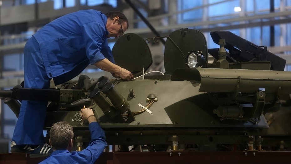    Рабочие у боевого модуля "Бережок", предназначенного для оснащения бронетанковой техники, архивное фото. Автор фото: Сергей Фадеичев / ТАСС