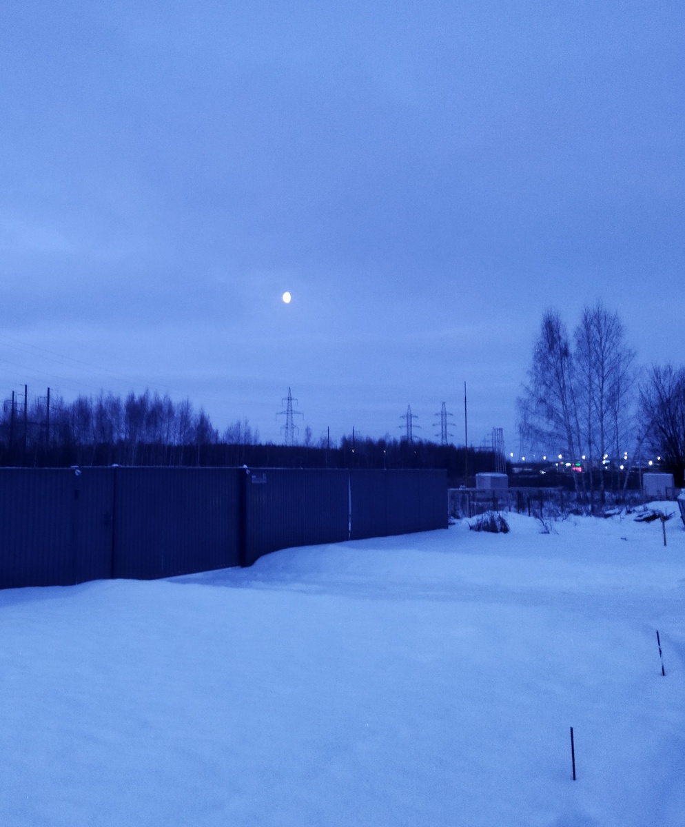 Луна, но на уже светлом утреннем фоне.