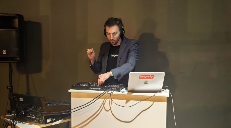 Спикер конференции Алексей Стрыгин взрывает танцпол)