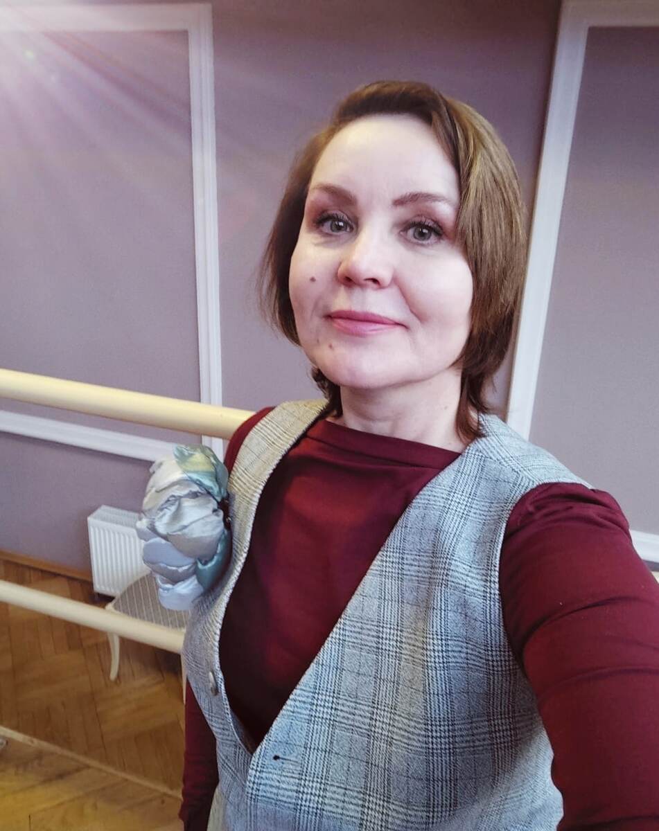 Одно из последних приобретений - бордовый логслив. Уже встретила девушку в таком же)))) Зато цветок -суперэксклюзив! От Юлии Надежденской, писателя, блогера