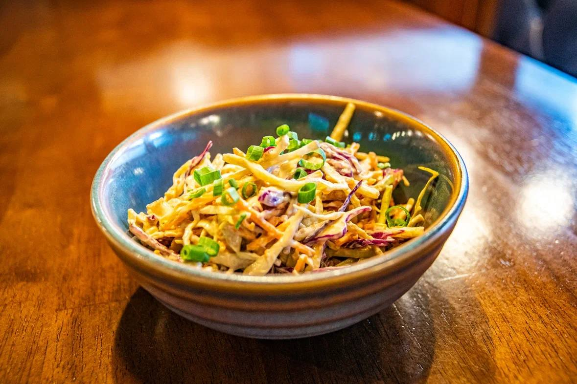 Фото: Салат коул-слоу в Ye Olde Shed