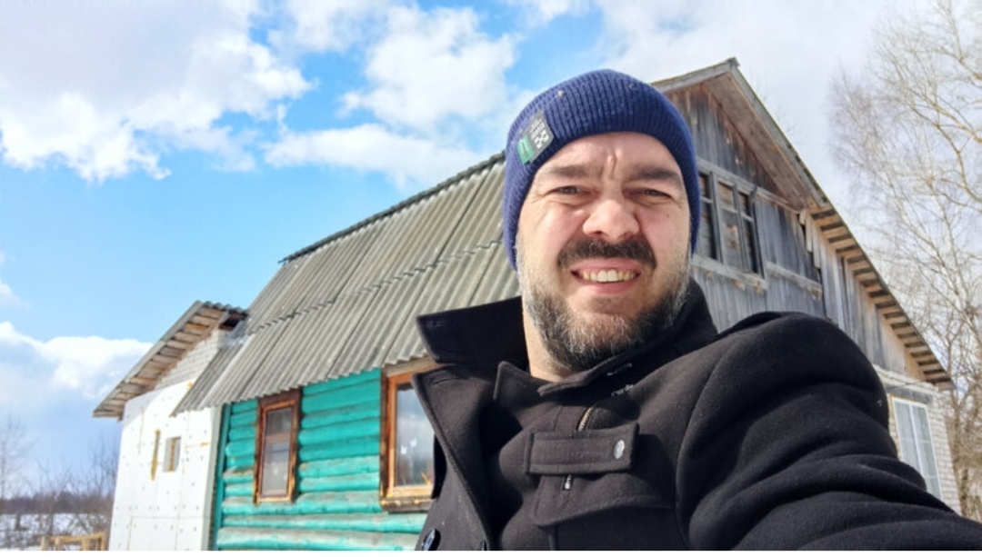Мой самый первый дом, на заднем фоне видно, что уже утеплил кирпичную пристройку