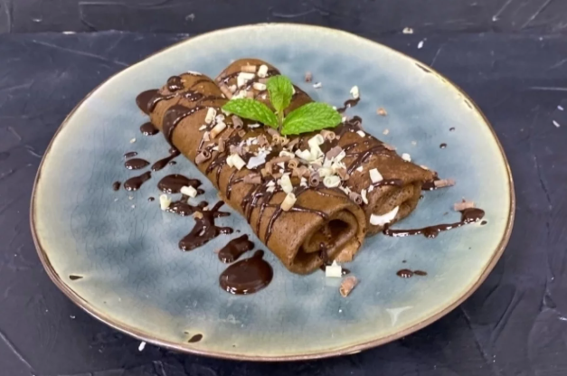 Шоколадные блинчики с творожным кремом и шоколадом. / фото Виталия Сурина 