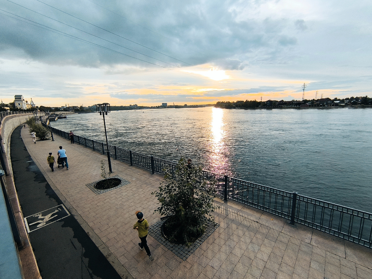 Летним вечером, когда уже не жарко, иркутяне и гости города идут сюда за вечерней свежестью и неспешными прогулками. (© Анна, «Маяк энерджайзера»)