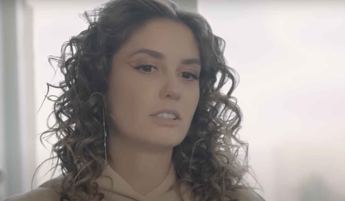    Агата Муцениеце. Фото:Youtube / @samamenshova