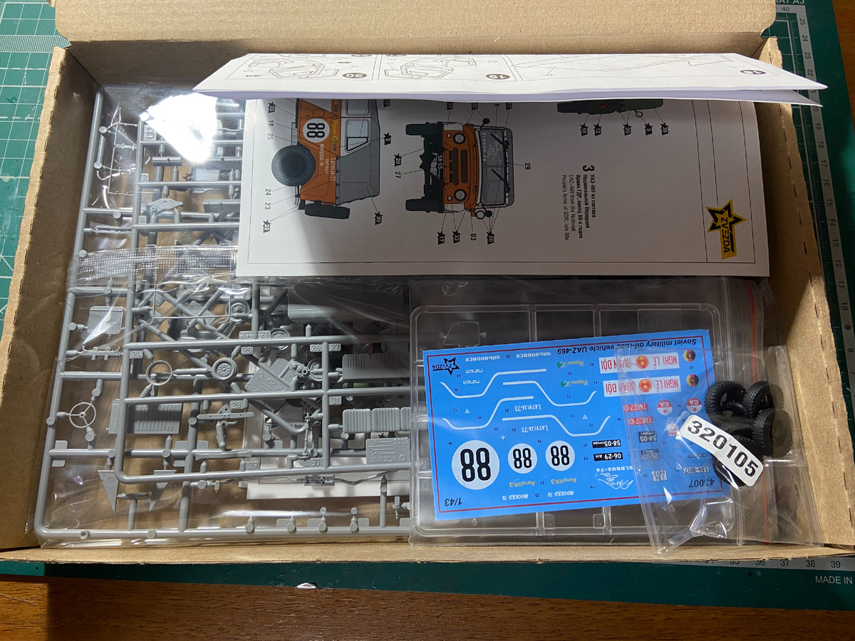 Содержимое коробки с набором стендовой модели советского военного внедорожника УАЗ-469. Производитель "Звезда", Масштаб: 1/43. Фото из личного архива автора © 2025 год