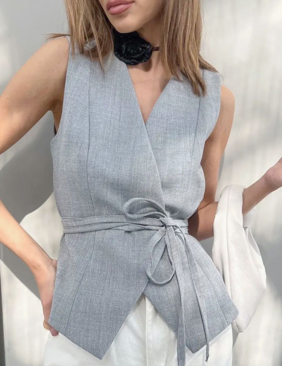 Серая жилетка без застежек