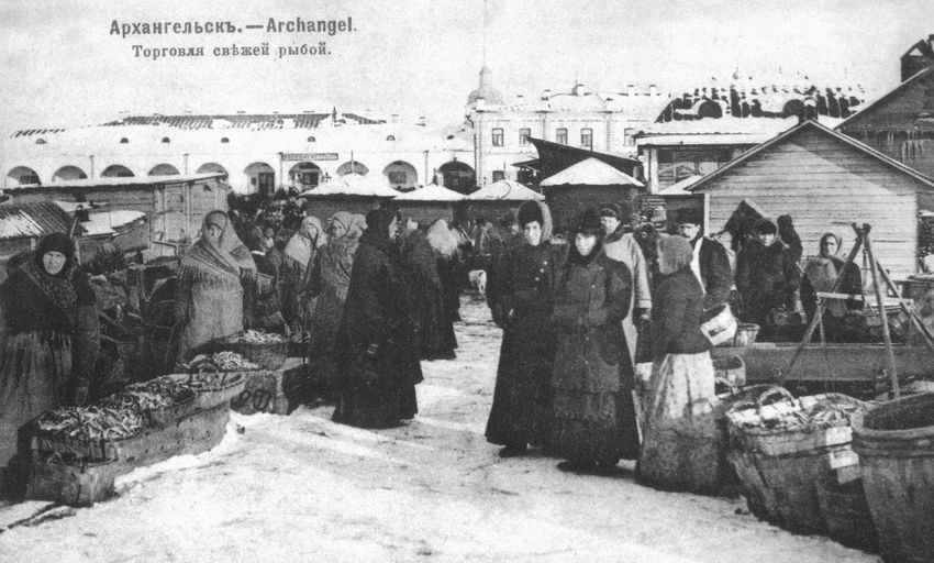 Торговля свежей рыбой в Архангельске. Открытка 1910-х годов, по фото Якова Лейцингера.