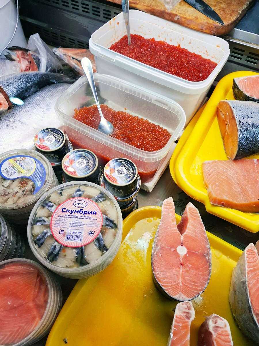 Красная икра на рынке в Архангельске стоила 12 тысяч рублей за килограмм. Ценника не было, так что, возможно, для кого-то и по 15 тысяч. Могут же и покупатели с «завидными московскими зарплатами» заглянуть.