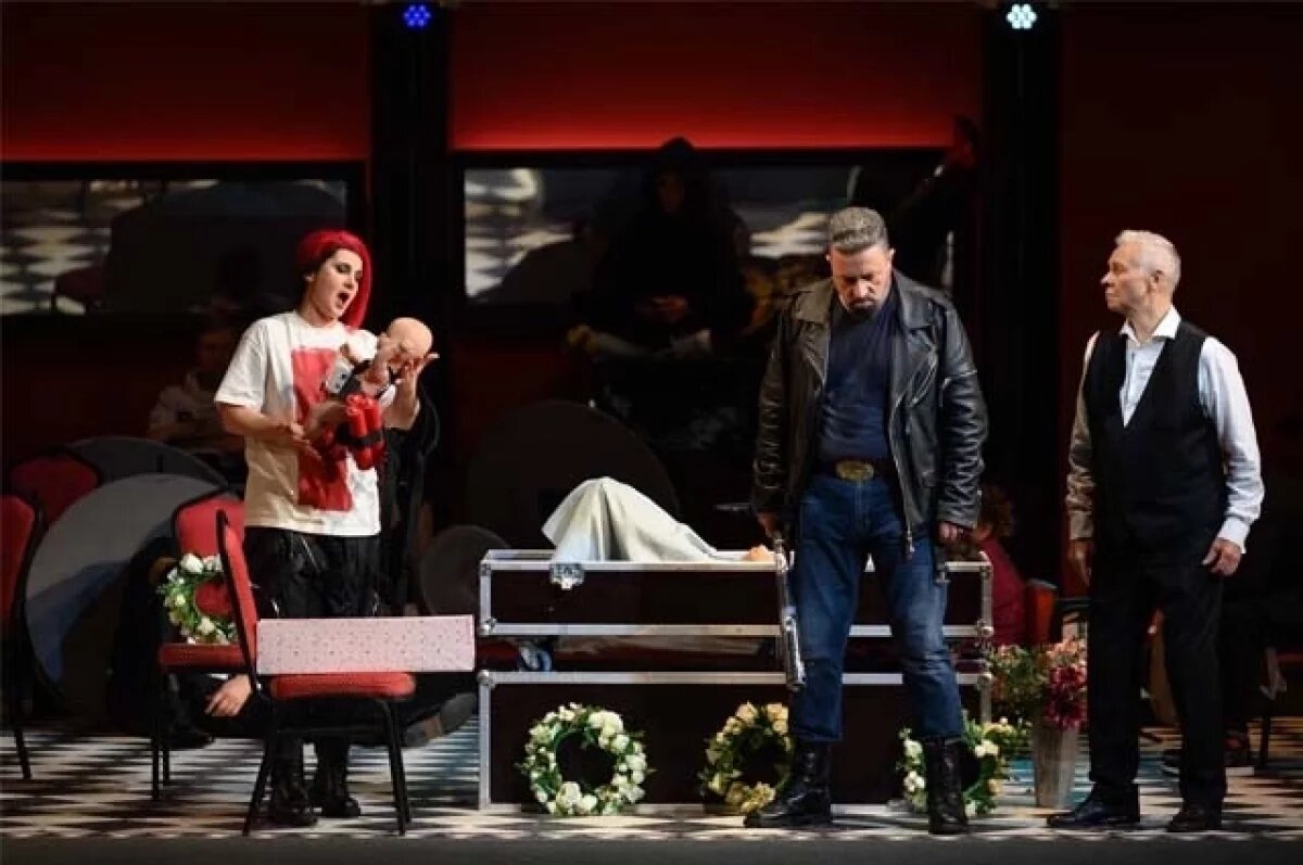    «Фауст» Гуно в постановке Василия Бархатова – триллер и психологическая драма одновременно. Наталья Буклага – Зибель, Сергей Власов – старый Фауст.