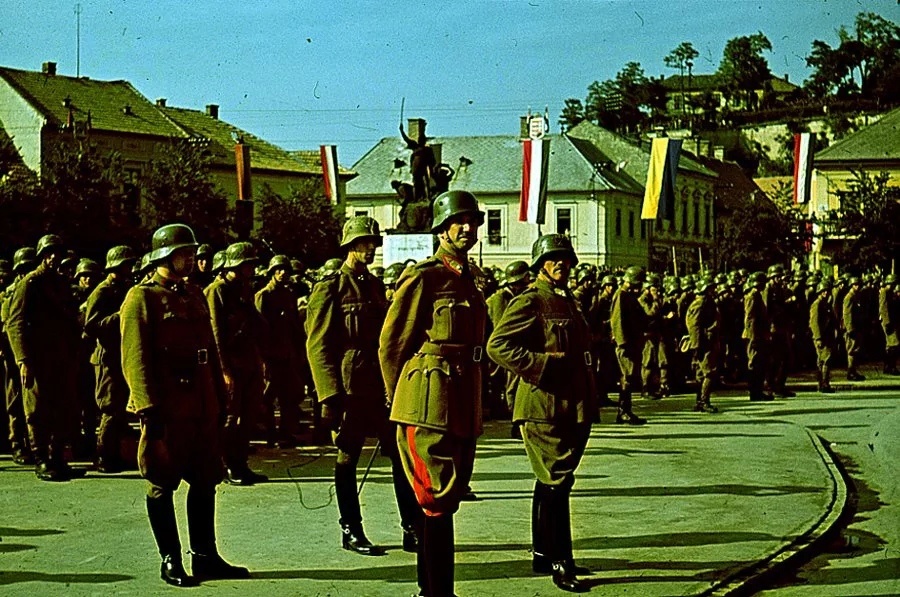 Июнь 1942 года. Парад в городе Эгер.