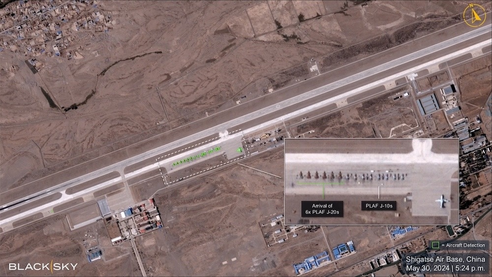 Авиабаза Шигадзе: изображения BlackSky и автоматизированная аналитика обнаружения захватили редкий снимок шести китайских истребителей-невидимок Chengdu J-20, припаркованных рядом с восемью самолётами Chengdu J-10 на центральном перроне на тибетской авиабазе Шигадзе вдоль северной границы Индии. Спутниковый снимок сделан 30 мая 2024 года.    
 Источник: BlackSky  📷
