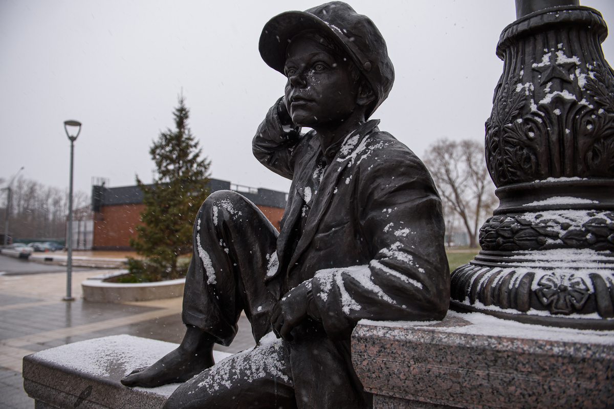 Памятник Мишке Карасю в центре Рузы