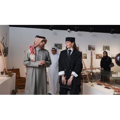 Почему бы не заподозрить ее в поиске более безопасных способов отмывания денег - через глубоко припрятанные сундучки арабского мира? Если это не так, то что она потеряла в арабской стране? Не просто полетела сразу после бесславной поездки в США, но и потащила с собой целую ораву работников фонда, а также кучу охранников из госслужбы.