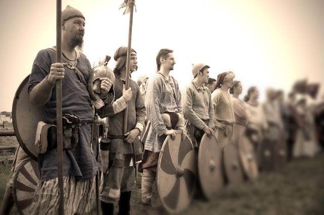 Олаф крайний слева.