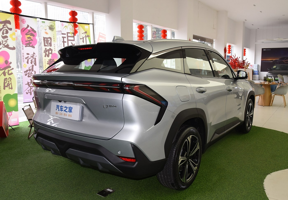 Кроссоверы Geely Galaxy L7 EM-i выставлены в салонах местных дилеров с привлекательной стоимостью