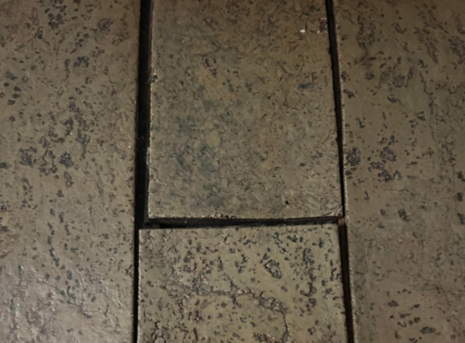 На фото - пробковый ламинат после протечки радиаторов 