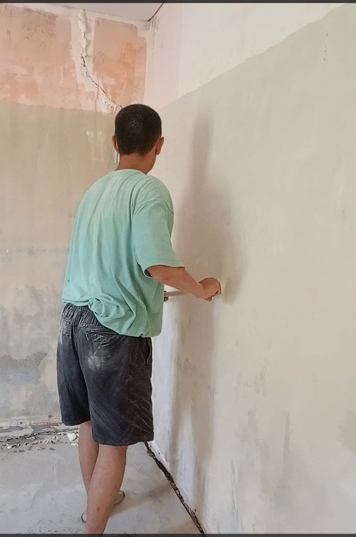 стены уже очистили.