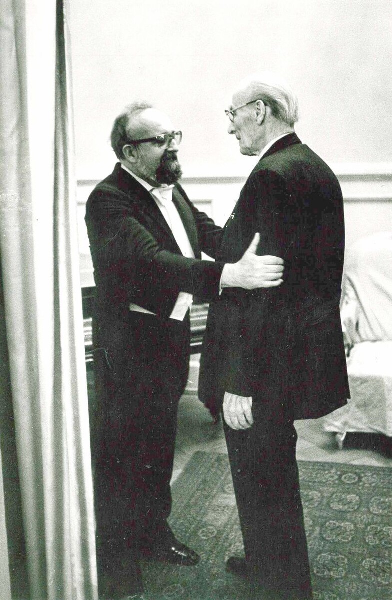 Кшиштоф Пендерецкий и Евгений Мравинский. Ленинградская филармония, первая половина 1980-х годов (предположительно, в день концерта 21 апреля 1984 года).
© Архив Санкт-Петербургской филармонии им. Д. Д. Шостаковича