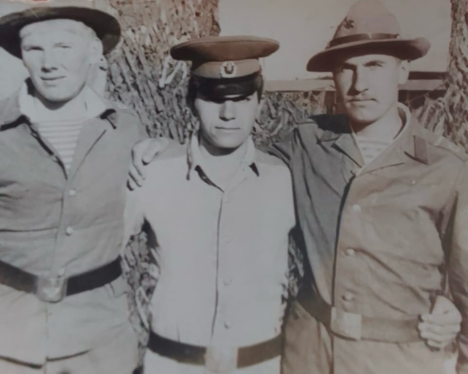 Николай Александрович Чаусов в центре