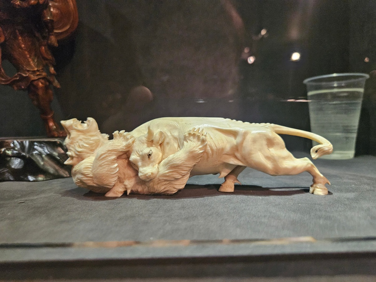 Нэцкэ быка и медведя эпохи Мэйдзи (кость)