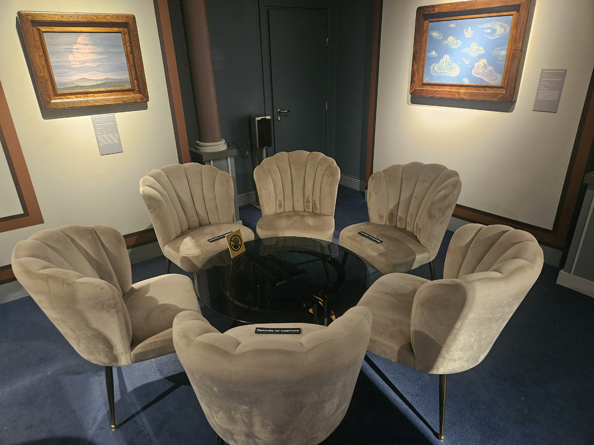 Кресла не для сидения посреди выставки картин Смирнова-Русецкого