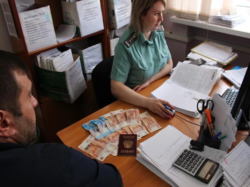 Судебные приставы списали деньги: можно ли их вернуть