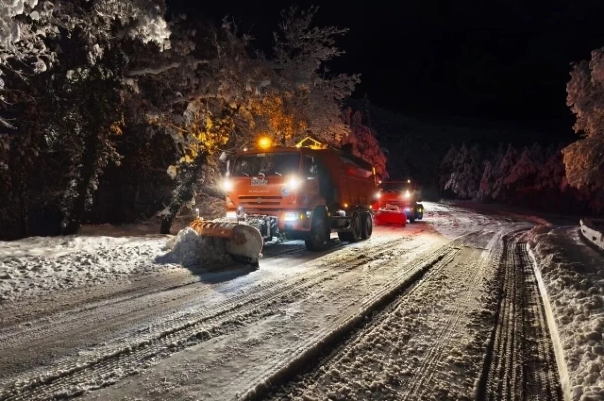    На обработку дорог Большой Ялты после снегопада ушло более 400 т реагентов