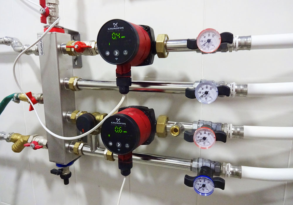 Тот, чтор сверху — явно лишний