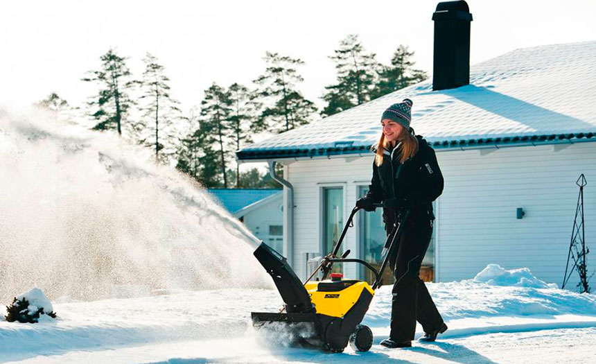 Снегоуборщик значительно сэкономит силы при расчистке дорожек