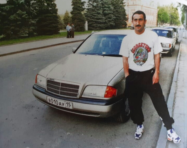 Назим Сулейманов стоит перед входом в гостиницу "Владикавказ". Использованы фотоматериалы из книги «Незавершенный матч»